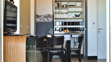 Brankas, didekorasi berbeda-beda, dan setrika/meja setrika