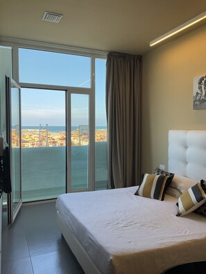 Estudio, vista al mar | Caja de seguridad en la habitación y decoración personalizada