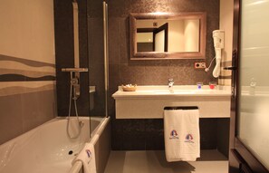 Double Room | Bathroom | Free toiletries, hair dryer, bathrobes, slippers - Casa Baños de la Villa (Priego de Córdoba)