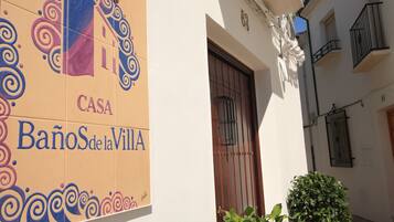 Fachada de edificio con un letrero que dice "CASA Baño de la Villa".
