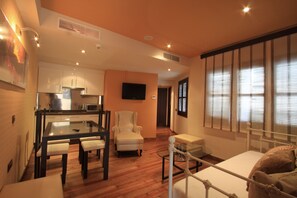 Family Suite, 2 Bedrooms | Private kitchen