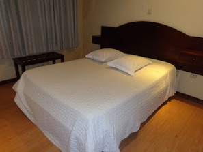 Escritorio, wifi gratis y ropa de cama