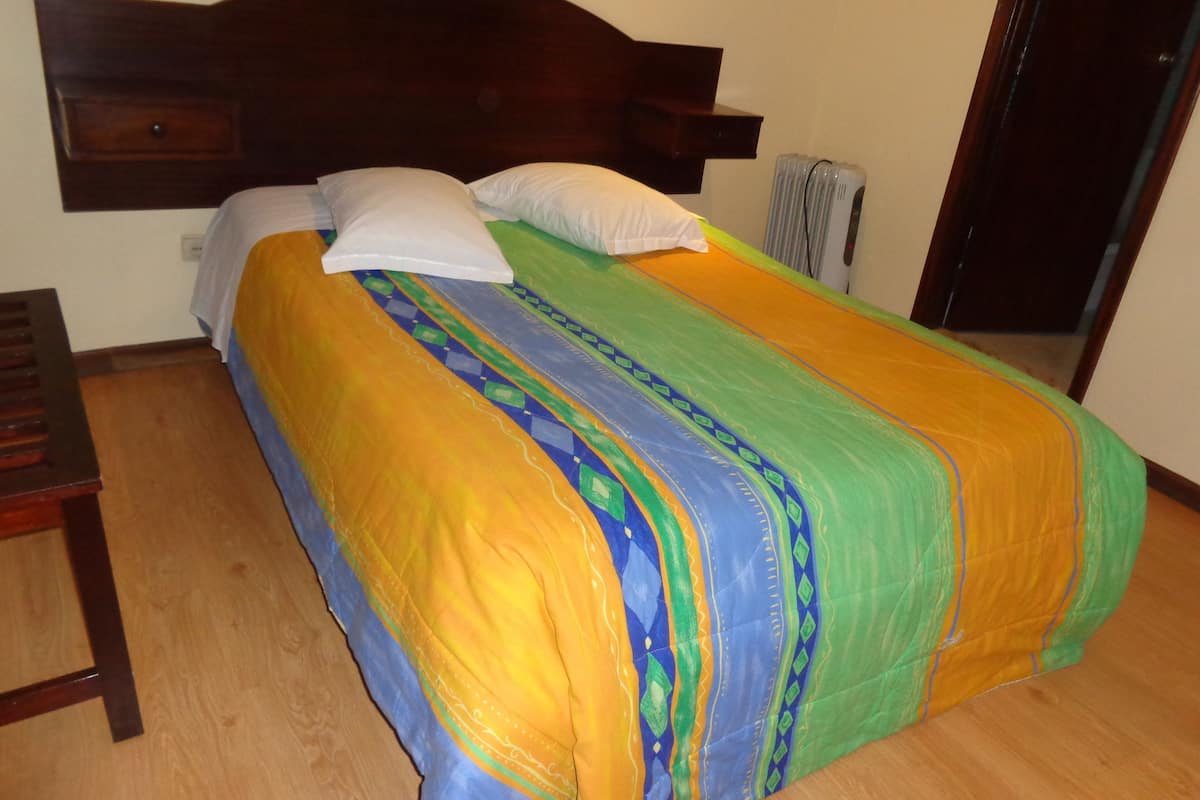 Single Room | Desk, WiFi (free), bed sheets