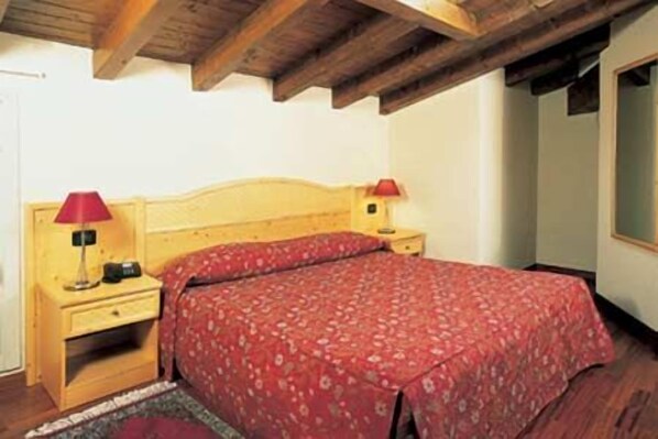 Minibar, desk, rollaway beds, WiFi