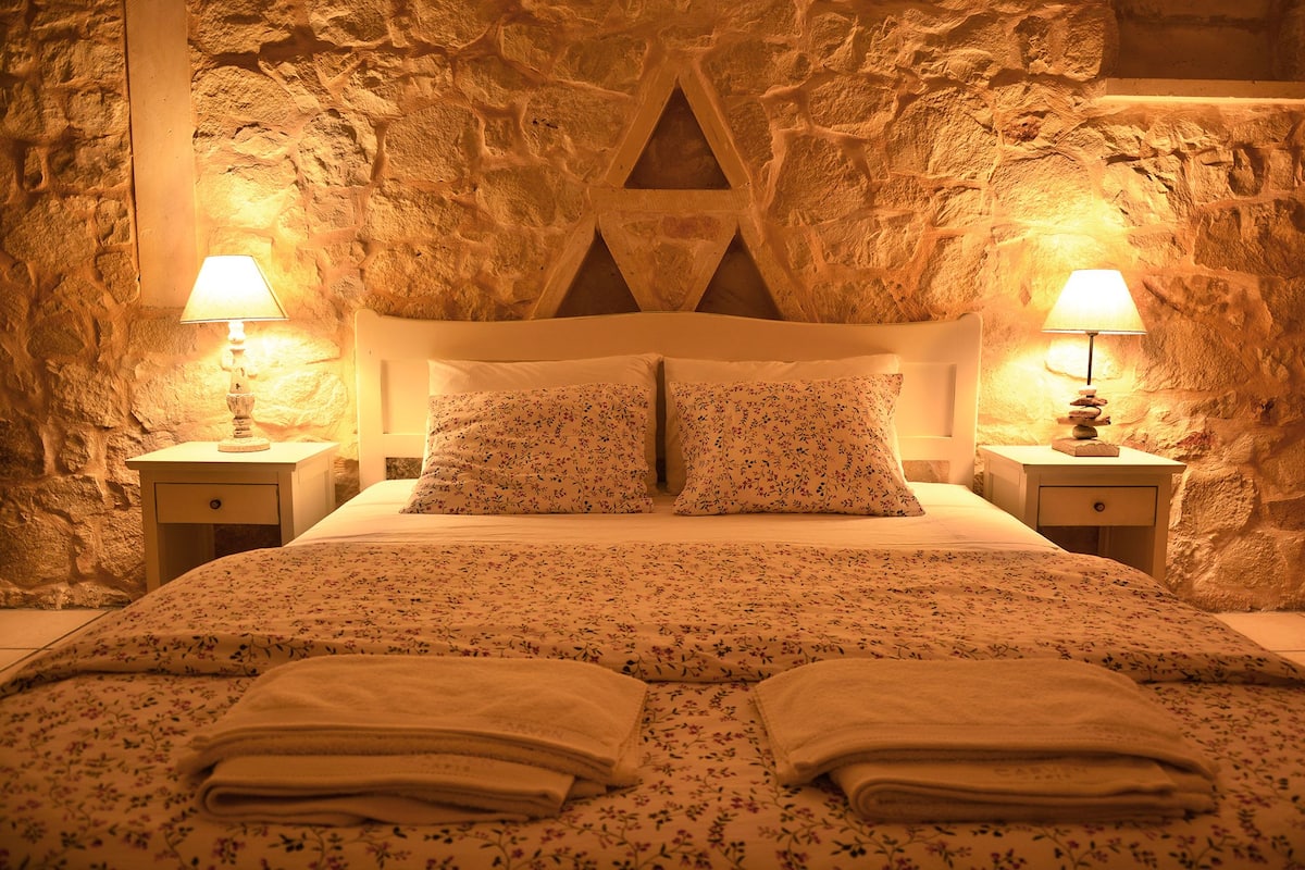 Premium bedding, in-room safe, individually decorated