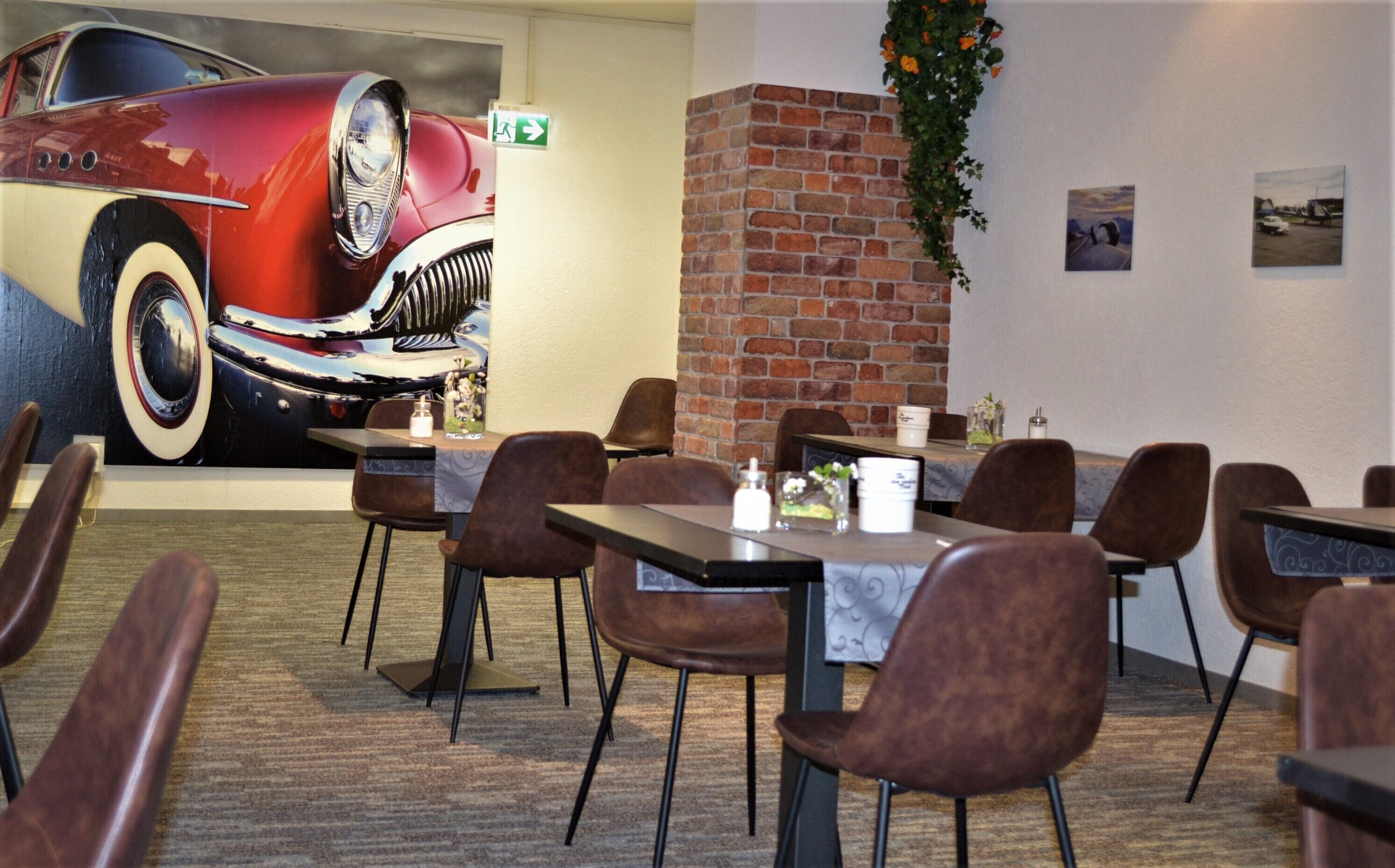 Petit déjeuner buffet servi en semaine (14 CHF par personne)