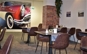 بوفيه فطور في أيام الأسبوع بتكلفة قدرها (14 CHF للشخص)