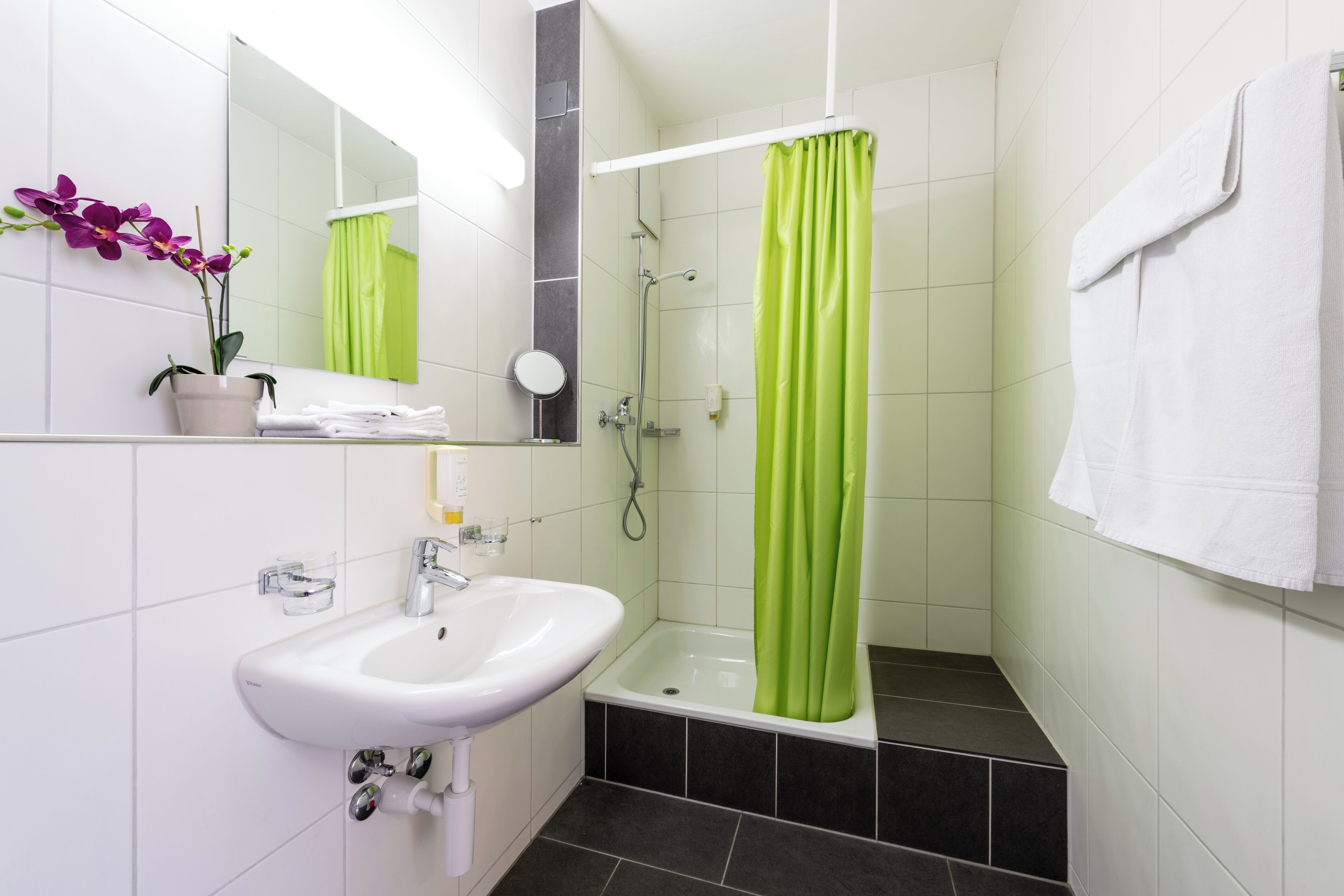 Familienzimmer/Doppelzimmer | Baño | Ducha, secador de pelo, toallas y jabón