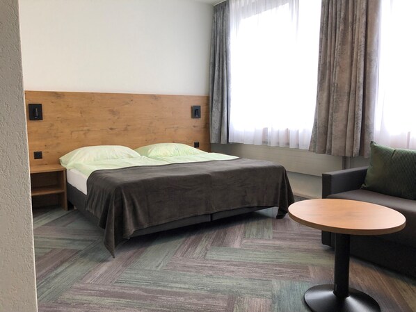 خزنة داخل الغرفة ومكتب ومساحة عمل للكمبيوتر المحمول ومكواة/لوح كي