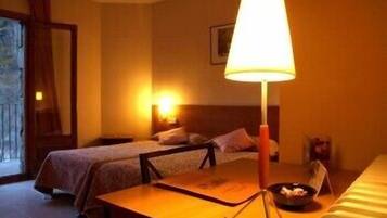 Bureau, rideaux occultants, chambres insonorisées