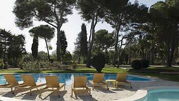 2 outdoor pools