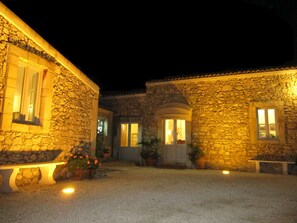 Fachada de la propiedad por la tarde o noche