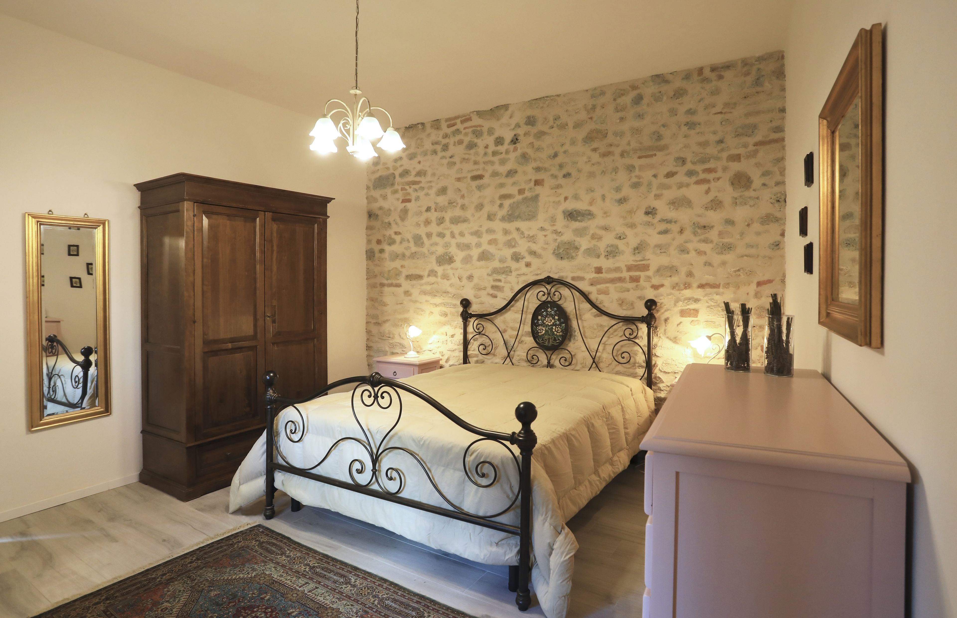 Perhehuoneisto, 2 makuuhuonetta, näköala puutarhaan, pohjakerroksessa