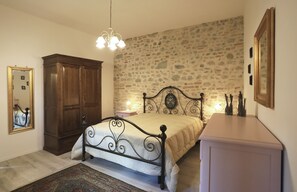 Perhehuoneisto, 2 makuuhuonetta, näköala puutarhaan, pohjakerroksessa