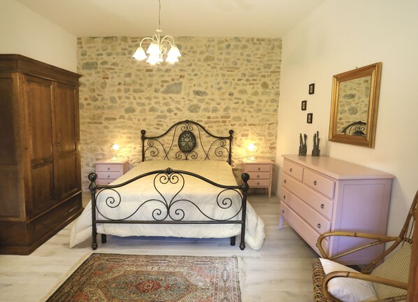 Perhehuoneisto, 2 makuuhuonetta, näköala puutarhaan, pohjakerroksessa