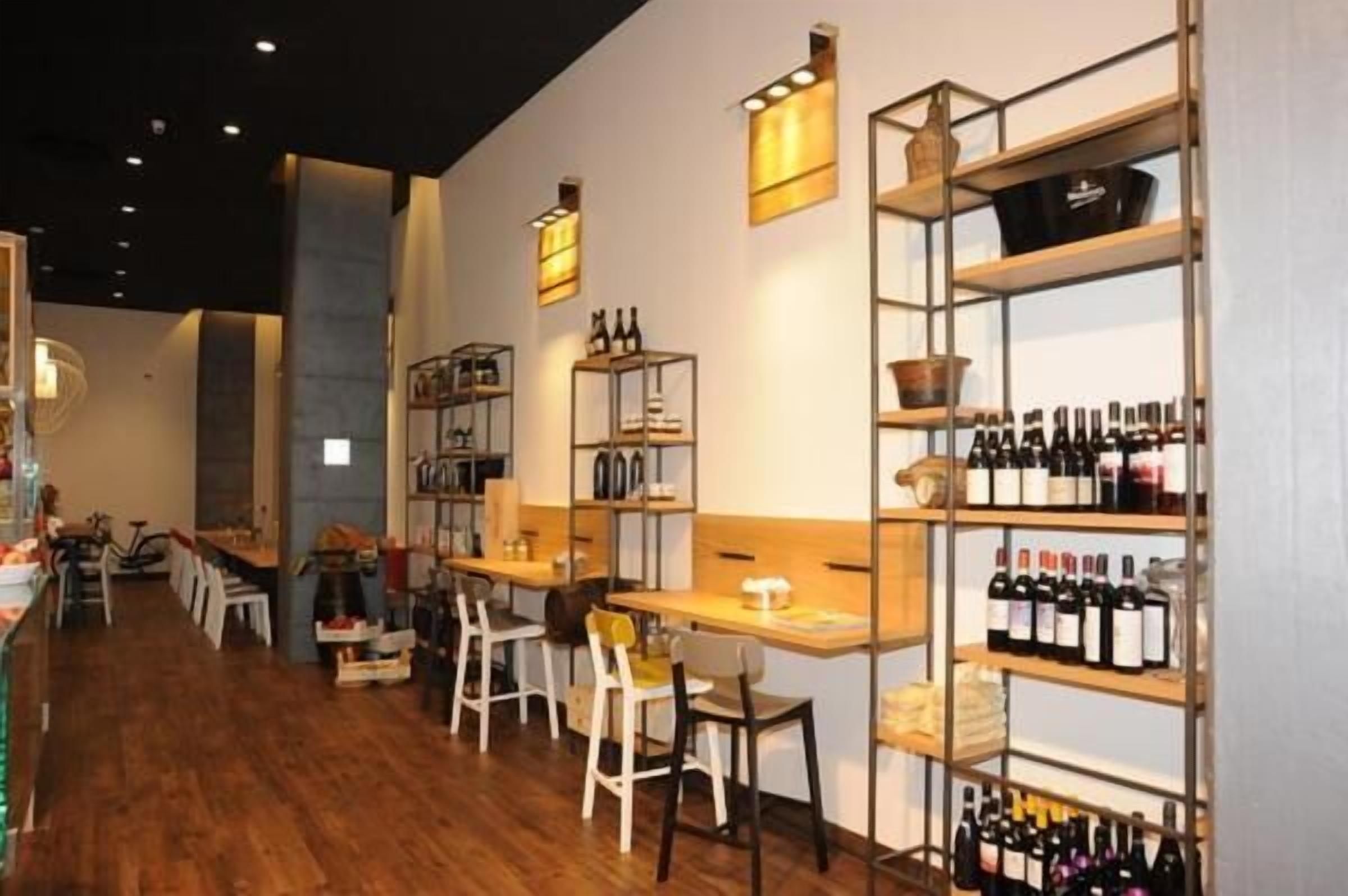 breakfast and dinner served, italian cuisine