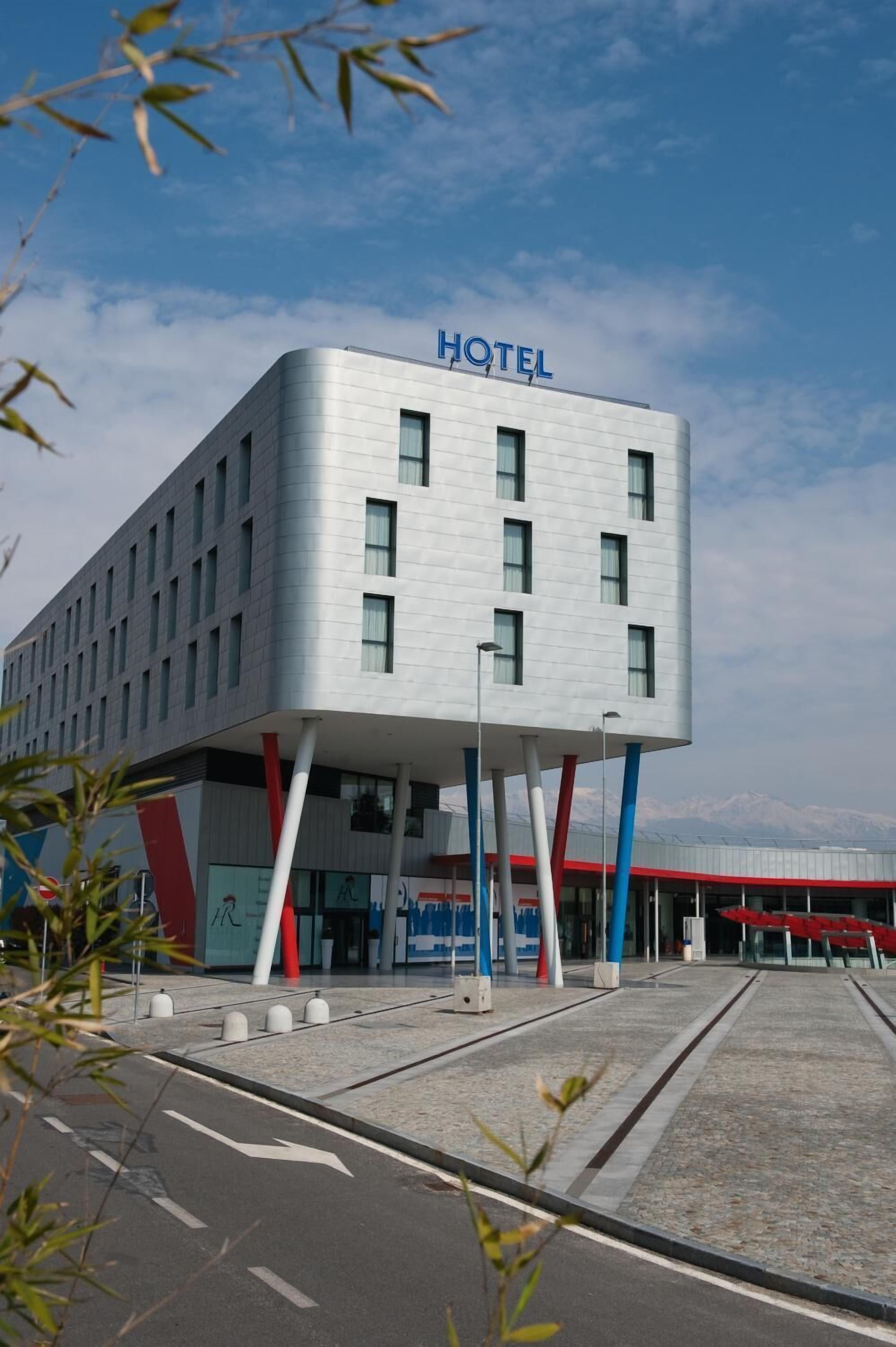 Un edificio moderno de hotel con techo plano y un cartel en la fachada que dice 'HOTEL'.