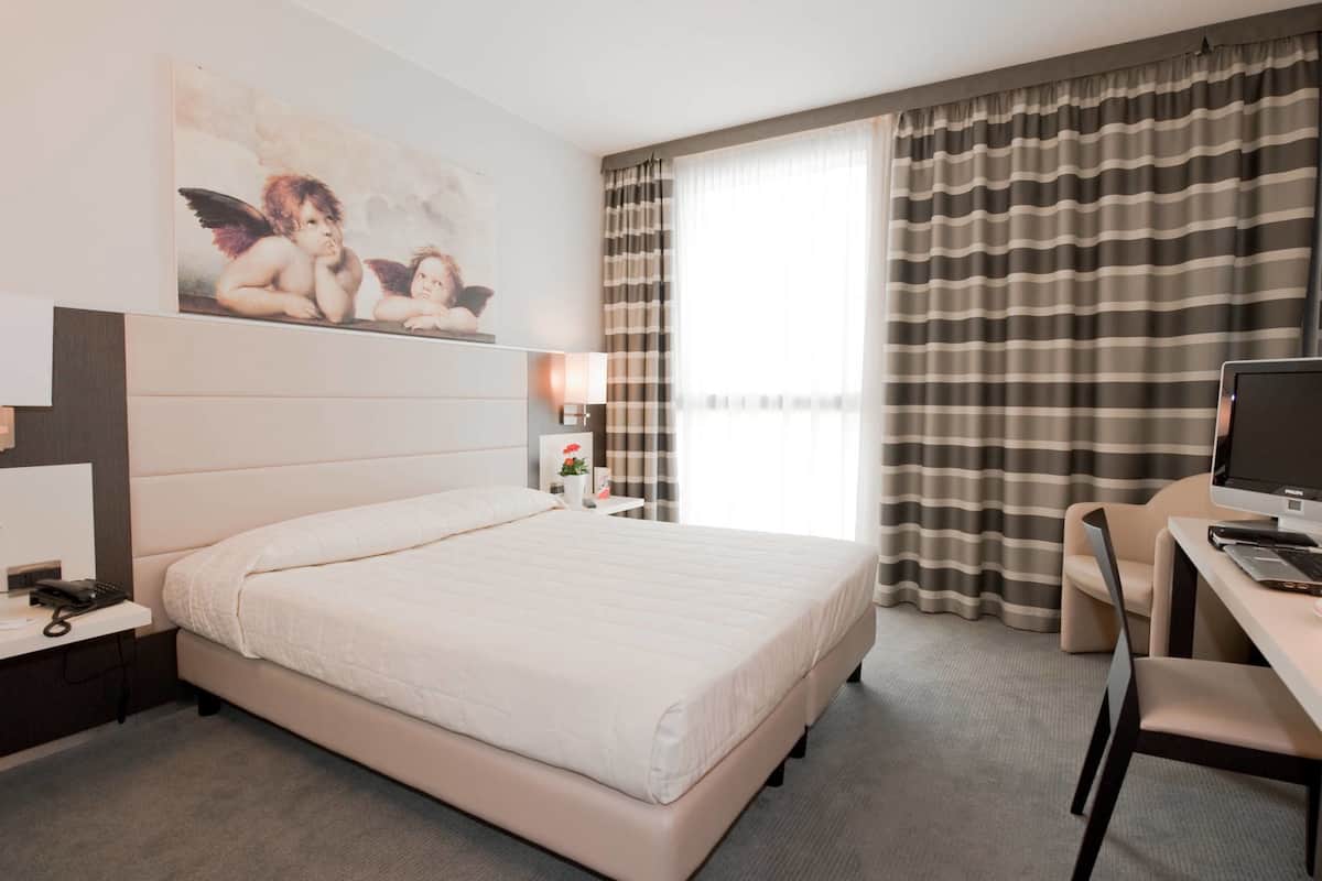 Biancheria da letto di alta qualità, minibar, cassaforte in camera