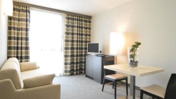 Suite | Hochwertige Bettwaren, Minibar, Zimmersafe, Schreibtisch