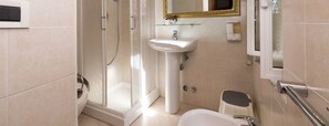 Douche, sèche-cheveux, serviettes fournies