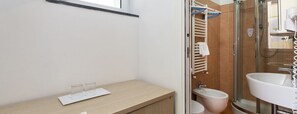 Basic Double Room | Bathroom