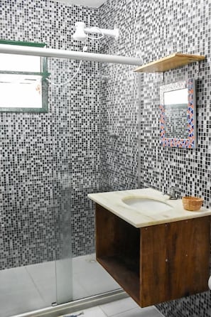 Shower, towels - Tamboleiro's Hotel Residence (Salvador)
