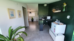 Cobertura conforto | Cozinha privada | Geladeira grande, micro-ondas, chaleira elétrica, mesas de jantar