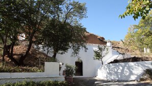 Family House, 1 Bedroom (Cave) | Minibar, soundproofing, iron/ironing board (on request), WiFi (free) - Complejo La Tala (Guadix)