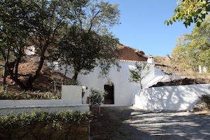 Family House, 1 Bedroom (Cave) | Minibar, soundproofing, iron/ironing board, free WiFi - Complejo La Tala (Guadix)