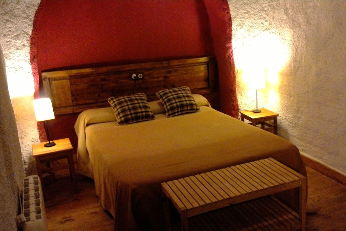 Talo (Cave with jacuzzi) | Minibaari, äänieristys, silitysrauta/-lauta, ilmainen Wi-Fi
