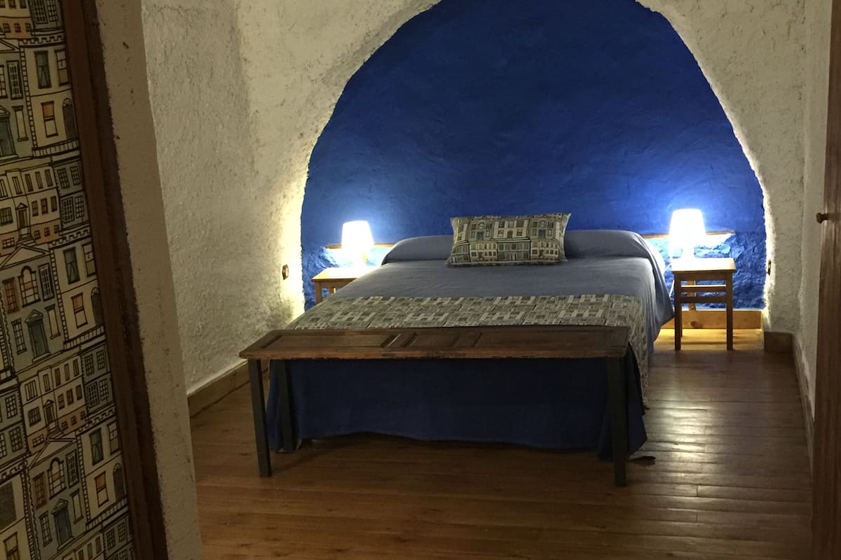 Talo, poreamme (Cave) | Minibaari, äänieristys, silitysrauta/-lauta, ilmainen Wi-Fi