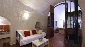 Standard House, 1 Bedroom (Cave) | Minibar, soundproofing, iron/ironing board (on request), WiFi (free) - Complejo La Tala (Guadix)