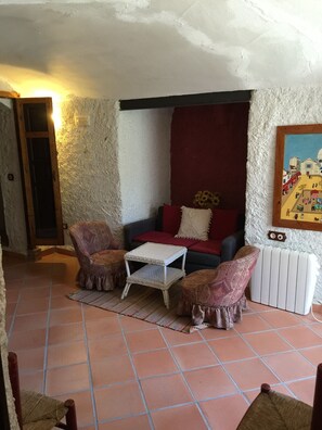 Casa, 2 quartos (Karmen Cave) | Sala de estar | TV, lareira