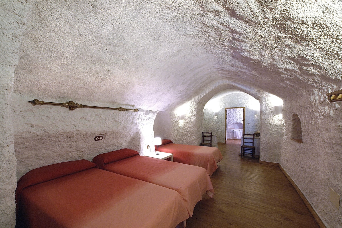 Talo, 2 makuuhuonetta (Karmen Cave) | Minibaari, äänieristys, silitysrauta/-lauta, ilmainen Wi-Fi