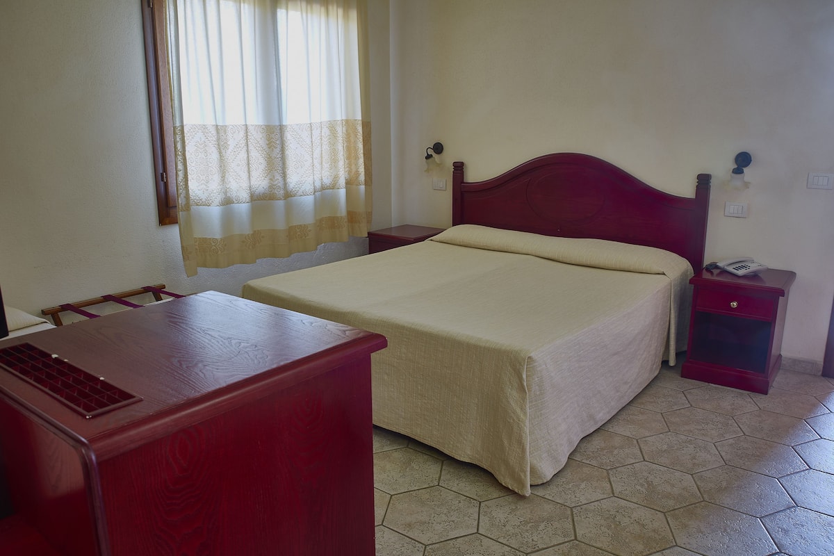 Minibar, caja de seguridad en la habitación, escritorio y cunas