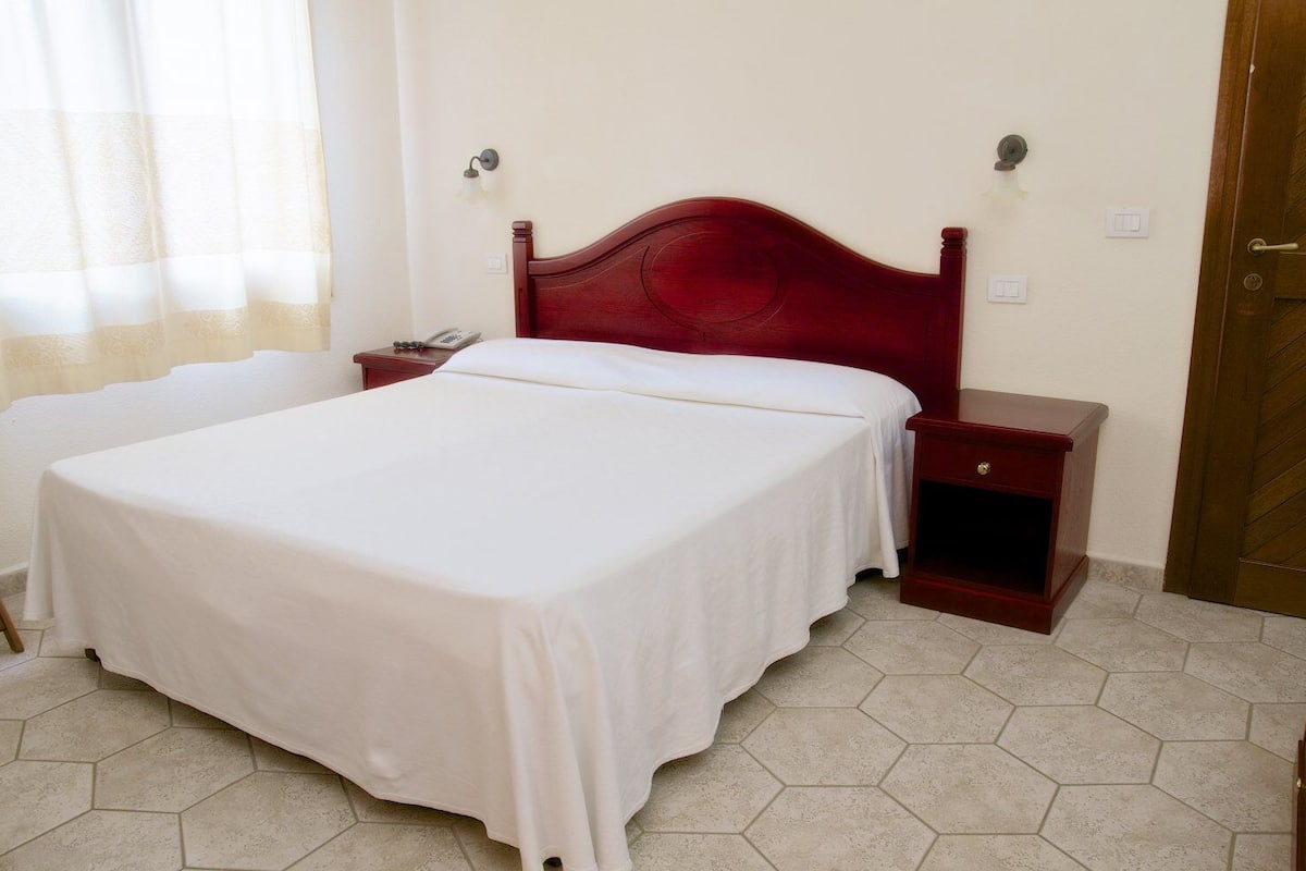 Habitación doble económica | Minibar, caja de seguridad en la habitación, escritorio y cunas