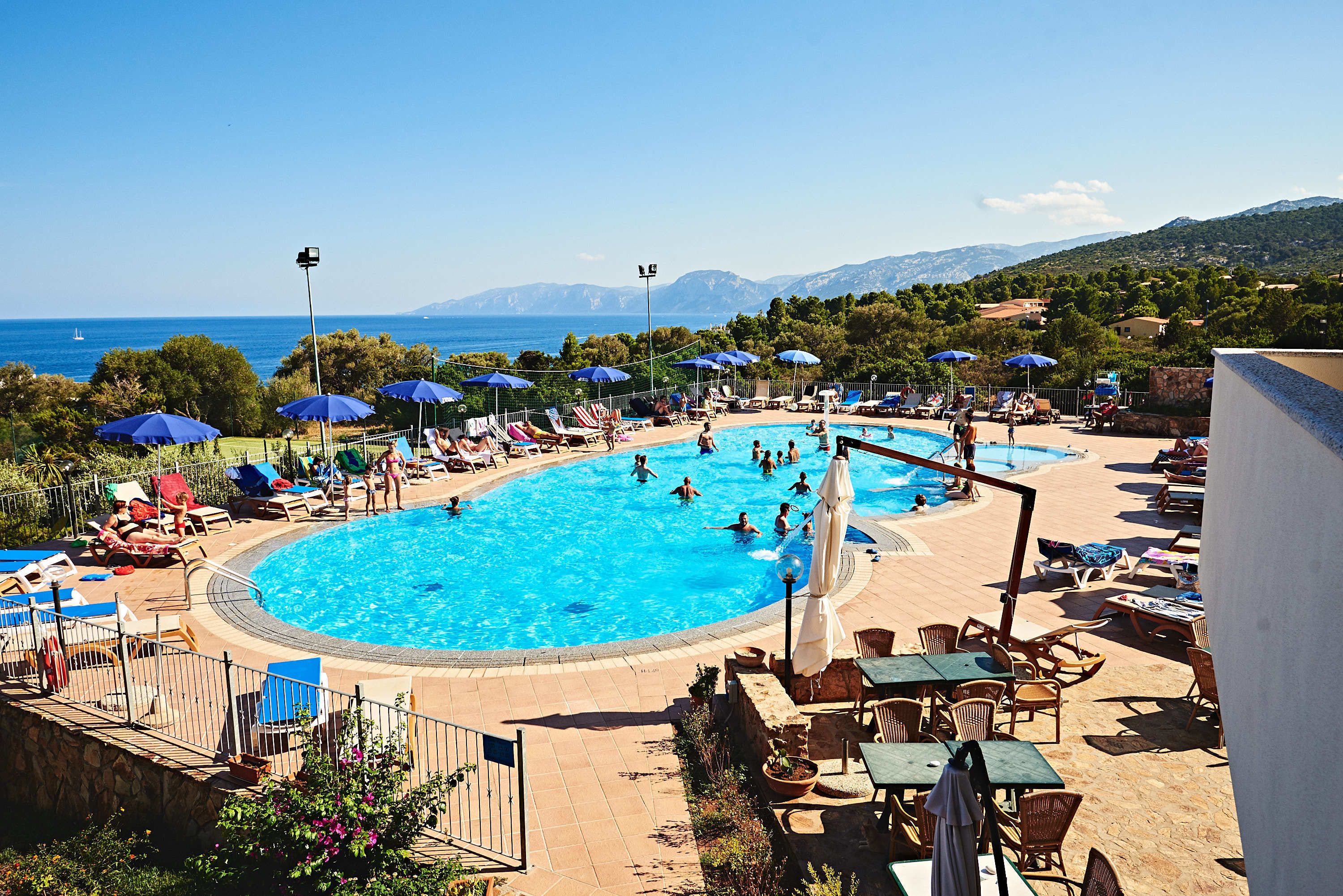 Außenpool (je nach Saison geöffnet), Sonnenschirme, Liegestühle