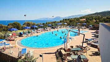 Außenpool (je nach Saison geöffnet), Sonnenschirme, Liegestühle