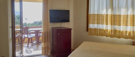 Habitación doble estándar | Minibar, caja de seguridad en la habitación, escritorio y cunas