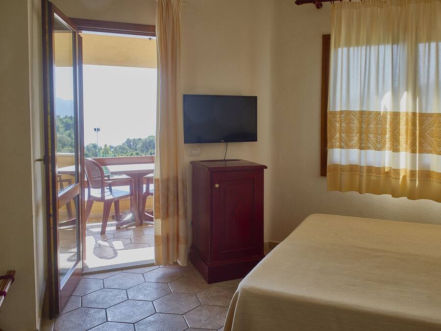 Habitación doble estándar | Minibar, caja de seguridad en la habitación, escritorio y ropa de cama