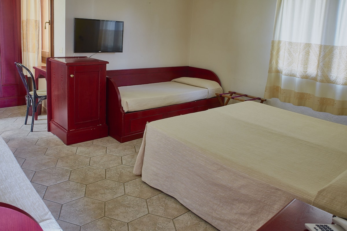 Minibar, caja de seguridad en la habitación, escritorio y cunas