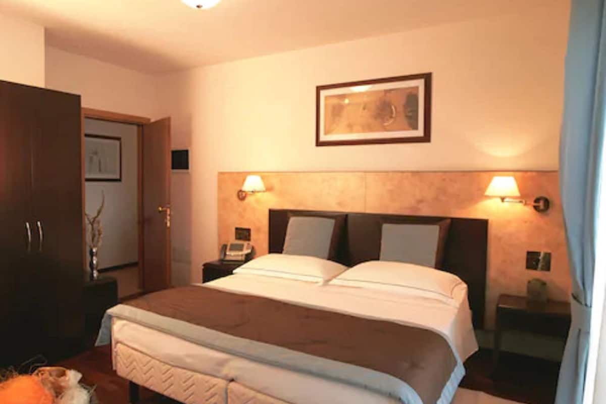 Ropa de cama de alta calidad, minibar, escritorio y cunas 