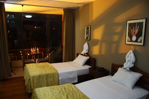 Habitación estándar, 2 camas matrimoniales | 1 habitación, minibar, caja de seguridad en la habitación y wifi gratis