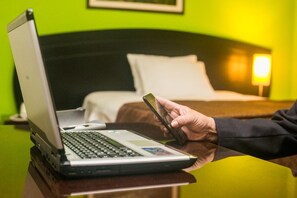 1 室のベッドルーム、ミニバー、セーフティボックス (室内)、WiFi (無料)