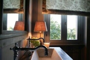 Double or Twin Room | Room amenity - Relais de Charme Villa Rossi Danielli (Viterbo)