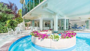 Kauden mukainen ulkouima-allas