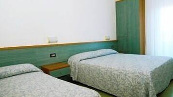 Hochwertige Bettwaren, Zimmersafe, Schreibtisch, Babybetten