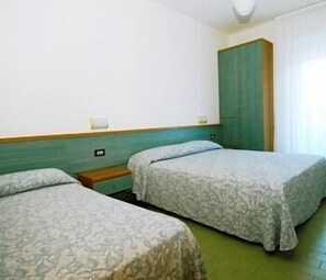 Sängtillbehör av högsta kvalitet och värdeförvaringsskåp på rummet