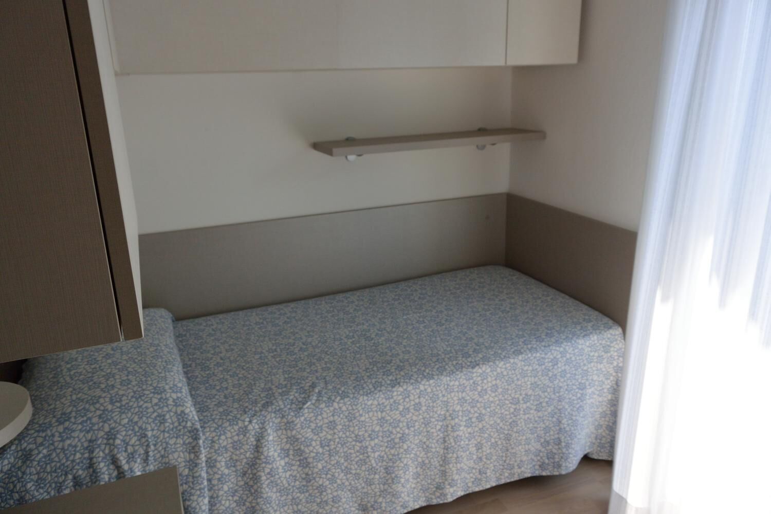 Luxe beddengoed, een kluis op de kamer, een bureau, babybedden
