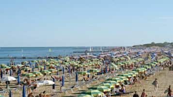 Una spiaggia nelle vicinanze, lettini da mare, ombrelloni
